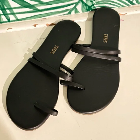 Tkees woman’s Leah sandals size 10 black - Picture 2 of 3